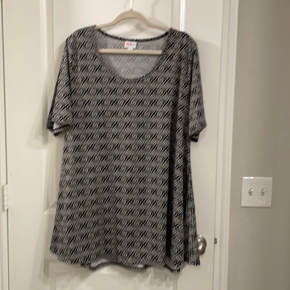 LuLaRoe geometric swing blouse